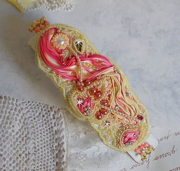 Bracciale Les D&eacute;lices de L'Et&eacute; Haute-Couture ricamato con un nastro di seta giallo e rosa, perle rotonde, gocce perlate e perle di semi