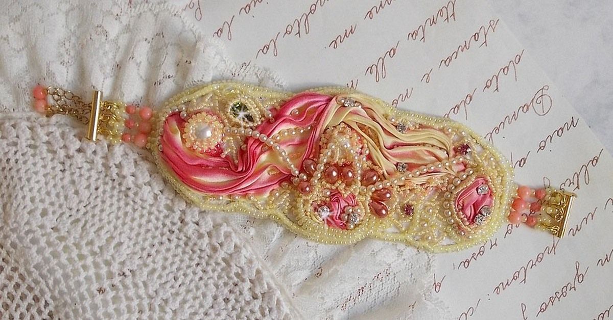 Bracciale Les Délices de L'Eté Haute-Couture ricamato con un nastro di seta giallo e rosa, perle rotonde, gocce perlate e perle di semi