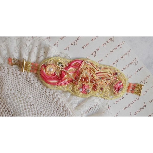 Bracciale Les Délices de L'Eté Haute-Couture ricamato con un nastro di seta giallo e rosa, perle rotonde, gocce perlate e perle di semi