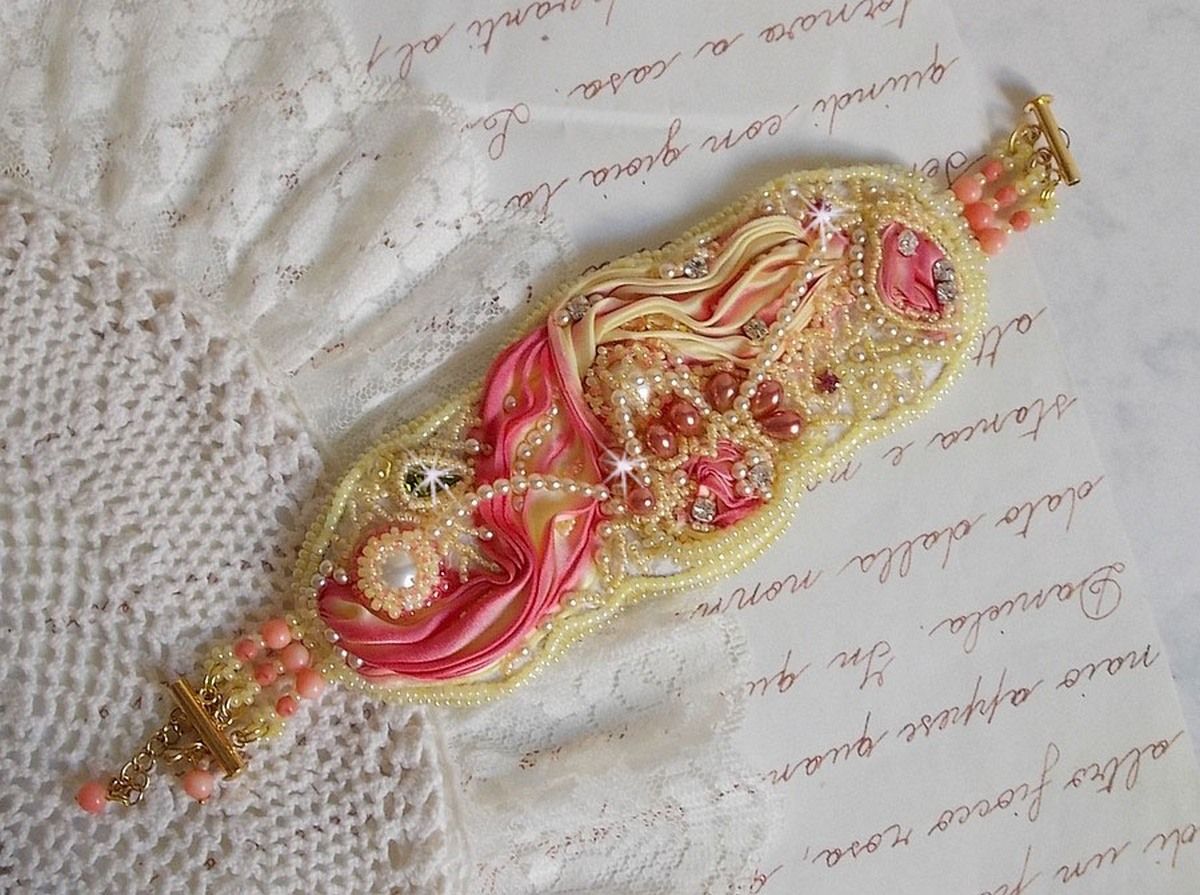 Bracciale Les Délices de L'Eté Haute-Couture ricamato con un nastro di seta giallo e rosa, perle rotonde, gocce perlate e perle di semi