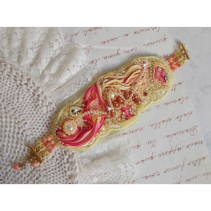 Bracciale Les Délices de L'Eté Haute-Couture ricamato con un nastro di seta giallo e rosa, perle rotonde, gocce perlate e perle di semi