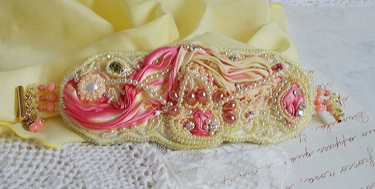 Bracciale Les Délices de L'Eté Haute-Couture ricamato con un nastro di seta giallo e rosa, perle rotonde, gocce perlate e perle di semi