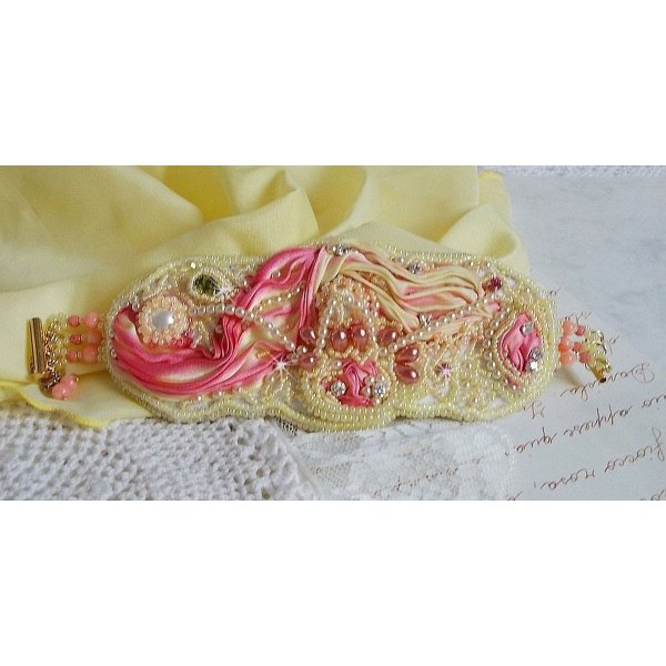 Bracciale Les Délices de L'Eté Haute-Couture ricamato con un nastro di seta giallo e rosa, perle rotonde, gocce perlate e perle di semi