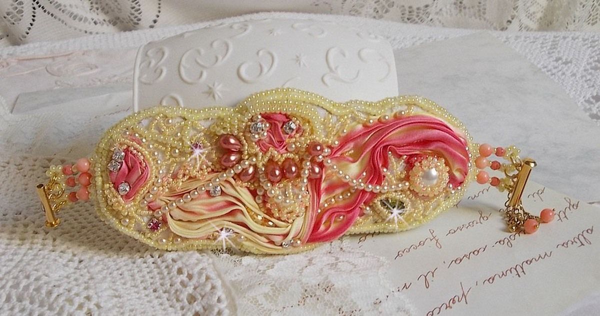 Bracciale Les Délices de L'Eté Haute-Couture ricamato con un nastro di seta giallo e rosa, perle rotonde, gocce perlate e perle di semi