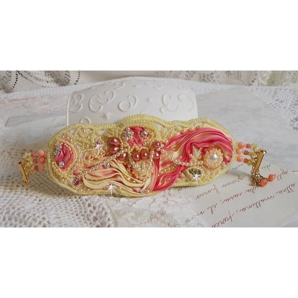 Bracciale Les Délices de L'Eté Haute-Couture ricamato con un nastro di seta giallo e rosa, perle rotonde, gocce perlate e perle di semi