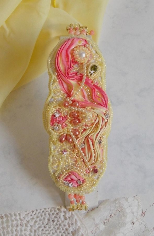 Bracciale Les Délices de L'Eté Haute-Couture ricamato con un nastro di seta giallo e rosa, perle rotonde, gocce perlate e perle di semi