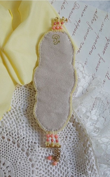 Bracciale Les D&eacute;lices de L'Et&eacute; Haute-Couture ricamato con un nastro di seta giallo e rosa, perle rotonde, gocce perlate e perle di semi