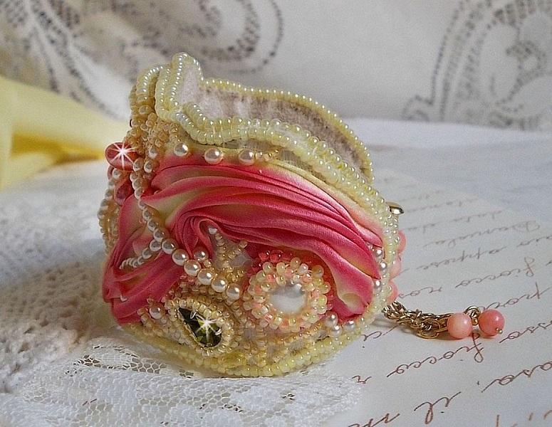Bracciale Les D&eacute;lices de L'Et&eacute; Haute-Couture ricamato con un nastro di seta giallo e rosa, perle rotonde, gocce perlate e perle di semi