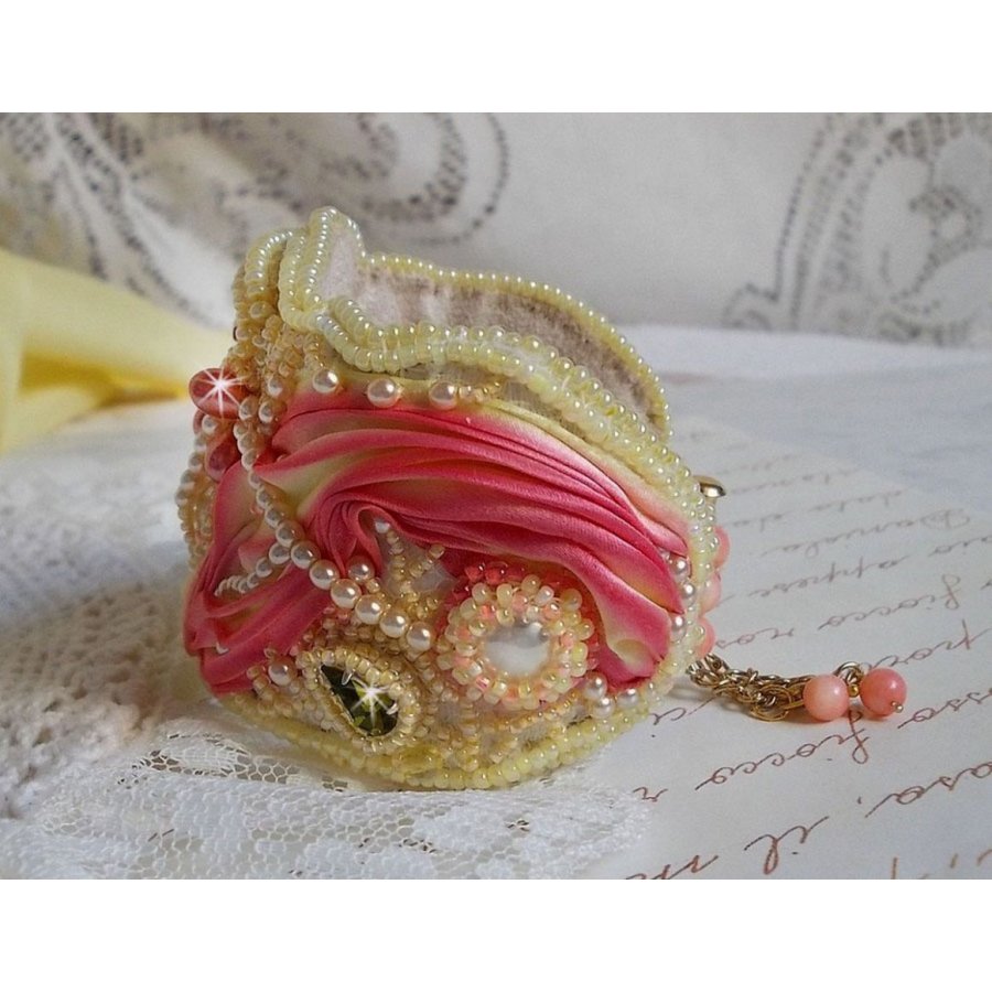 Bracciale Les Délices de L'Eté Haute-Couture ricamato con un nastro di seta giallo e rosa, perle rotonde, gocce perlate e perle di semi