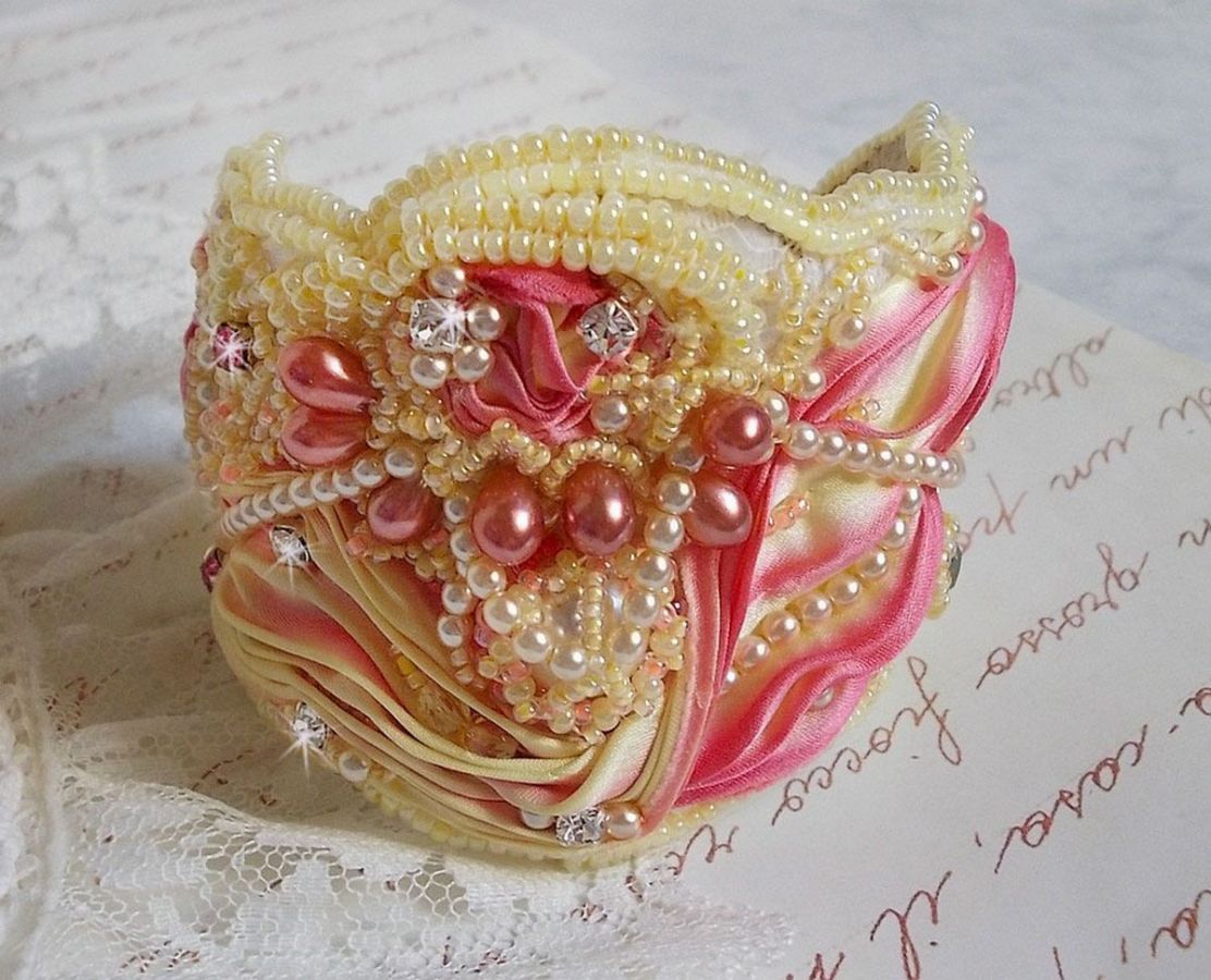 Bracciale Les Délices de L'Eté Haute-Couture ricamato con un nastro di seta giallo e rosa, perle rotonde, gocce perlate e perle di semi