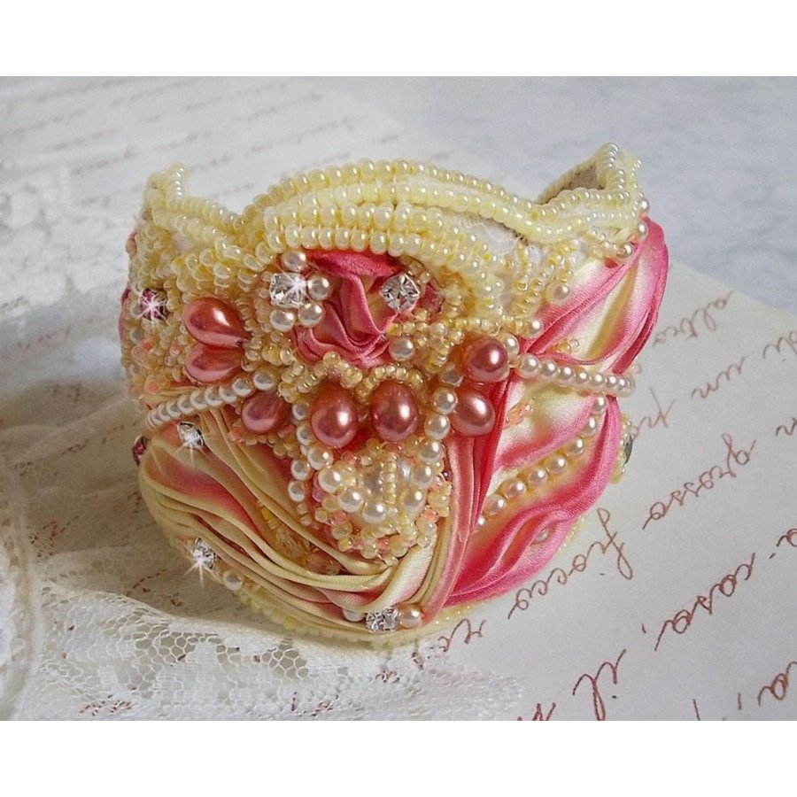 Bracciale Les Délices de L'Eté Haute-Couture ricamato con un nastro di seta giallo e rosa, perle rotonde, gocce perlate e perle di semi