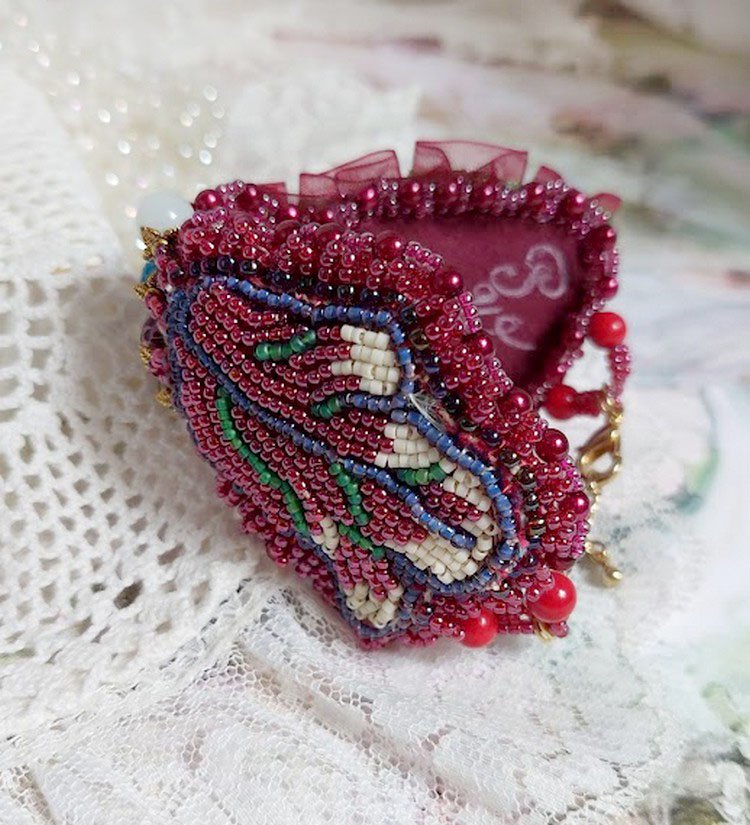 Incantevole bracciale autunnale ricamato con cristalli Swarovski, perle rotonde in resina perlata, pizzo e perle di seme