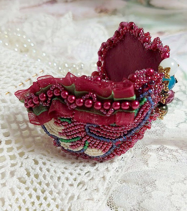 Incantevole bracciale autunnale ricamato con cristalli Swarovski, perle rotonde in resina perlata, pizzo e perle di seme