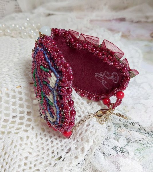 Incantevole bracciale autunnale ricamato con cristalli Swarovski, perle rotonde in resina perlata, pizzo e perle di seme