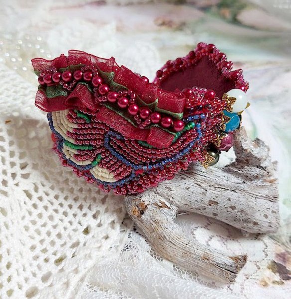 Incantevole bracciale autunnale ricamato con cristalli Swarovski, perle rotonde in resina perlata, pizzo e perle di seme