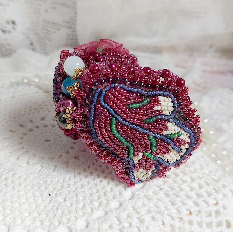 Incantevole bracciale autunnale ricamato con cristalli Swarovski, perle rotonde in resina perlata, pizzo e perle di seme