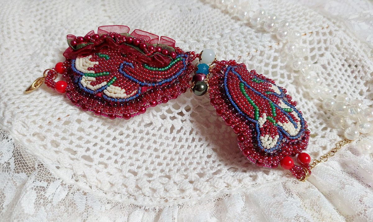 Incantevole bracciale autunnale ricamato con cristalli Swarovski, perle rotonde in resina perlata, pizzo e perle di seme