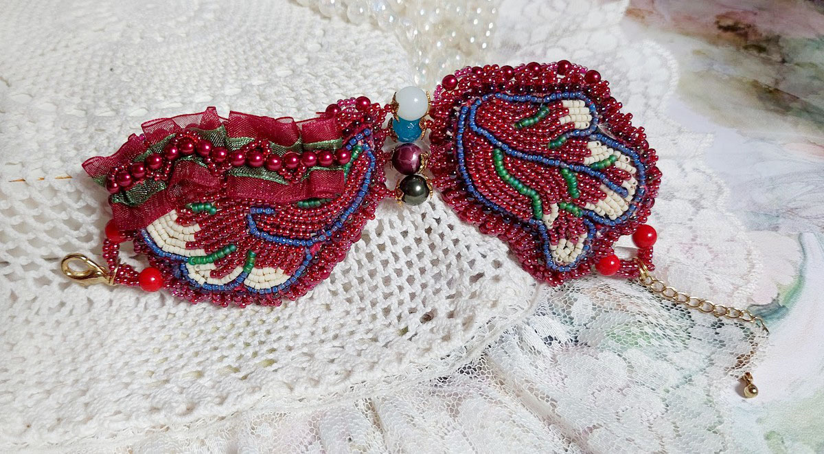 Incantevole bracciale autunnale ricamato con cristalli Swarovski, perle rotonde in resina perlata, pizzo e perle di seme