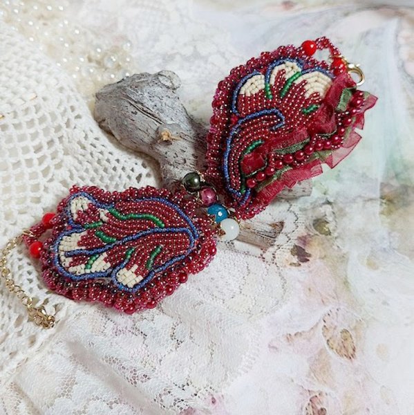 Incantevole bracciale autunnale ricamato con cristalli Swarovski, perle rotonde in resina perlata, pizzo e perle di seme