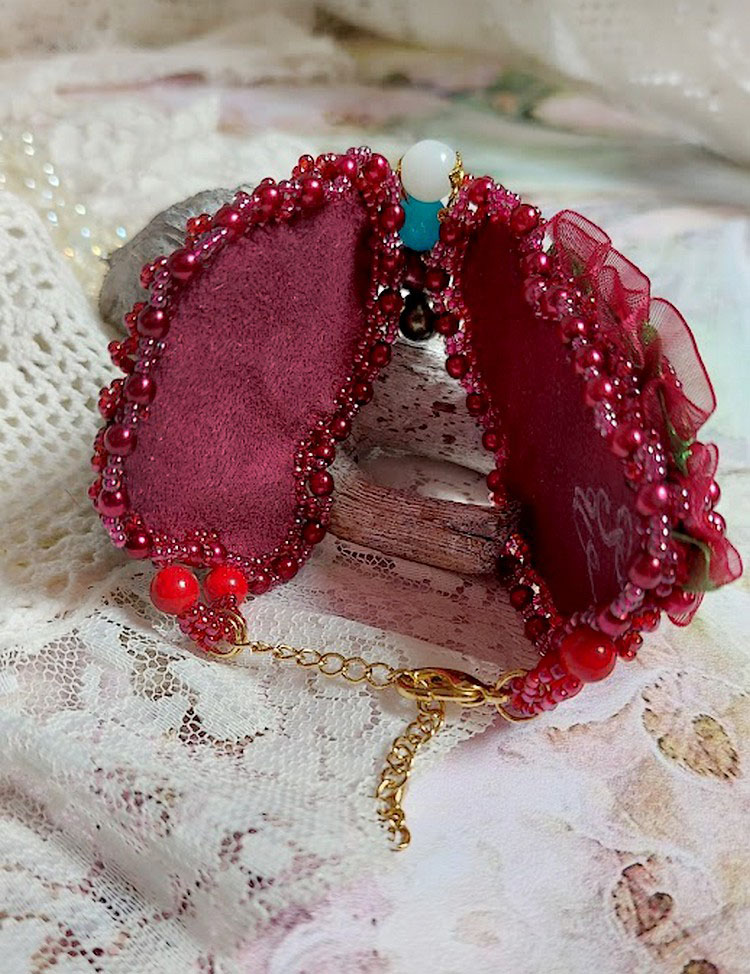 Incantevole bracciale autunnale ricamato con cristalli Swarovski, perle rotonde in resina perlata, pizzo e perle di seme
