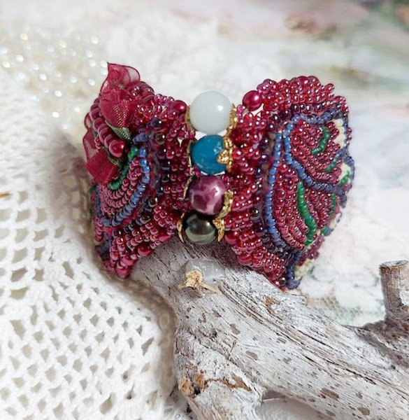 Incantevole bracciale autunnale ricamato con cristalli Swarovski, perle rotonde in resina perlata, pizzo e perle di seme