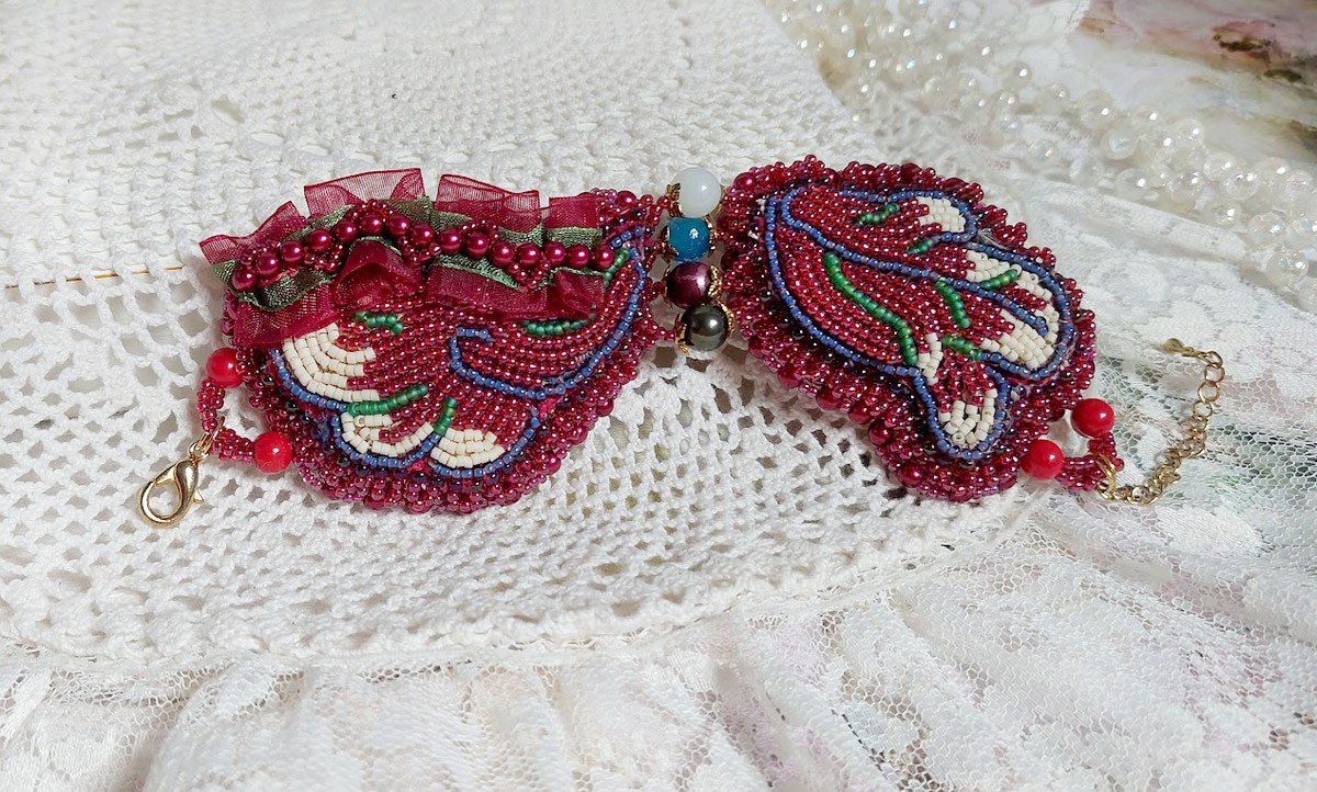 Incantevole bracciale autunnale ricamato con cristalli Swarovski, perle rotonde in resina perlata, pizzo e perle di seme