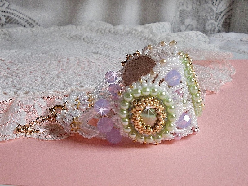 Bracciale Envol&eacute;e Fleurie ricamato con cristalli Swarovski, cabochon in resina, perline perlate rotonde e perline Miyuki