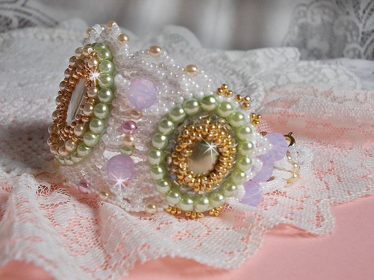 Bracciale Envolée Fleurie ricamato con cristalli Swarovski, cabochon in resina, perline perlate rotonde e perline Miyuki