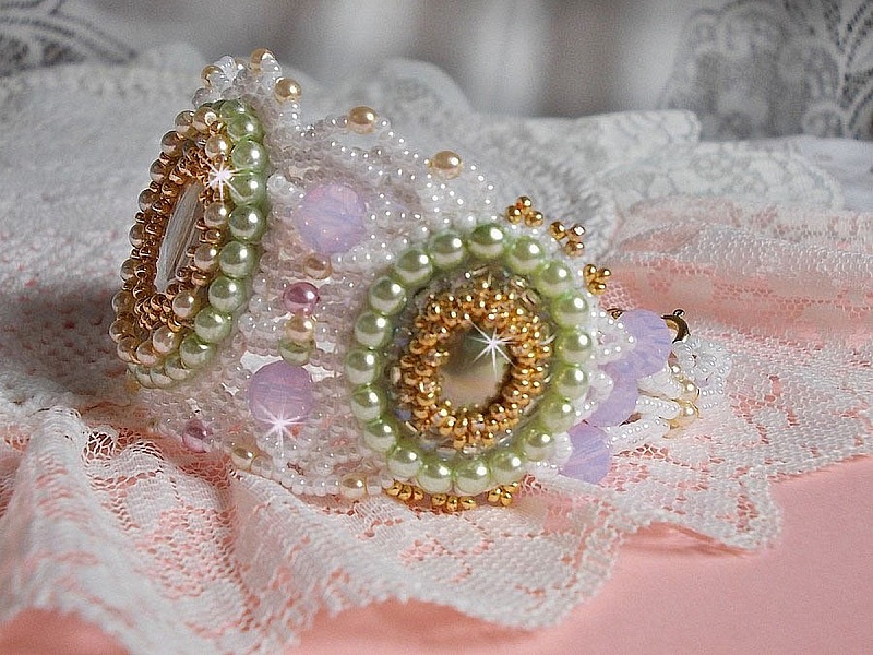 Bracciale Envol&eacute;e Fleurie ricamato con cristalli Swarovski, cabochon in resina, perline perlate rotonde e perline Miyuki