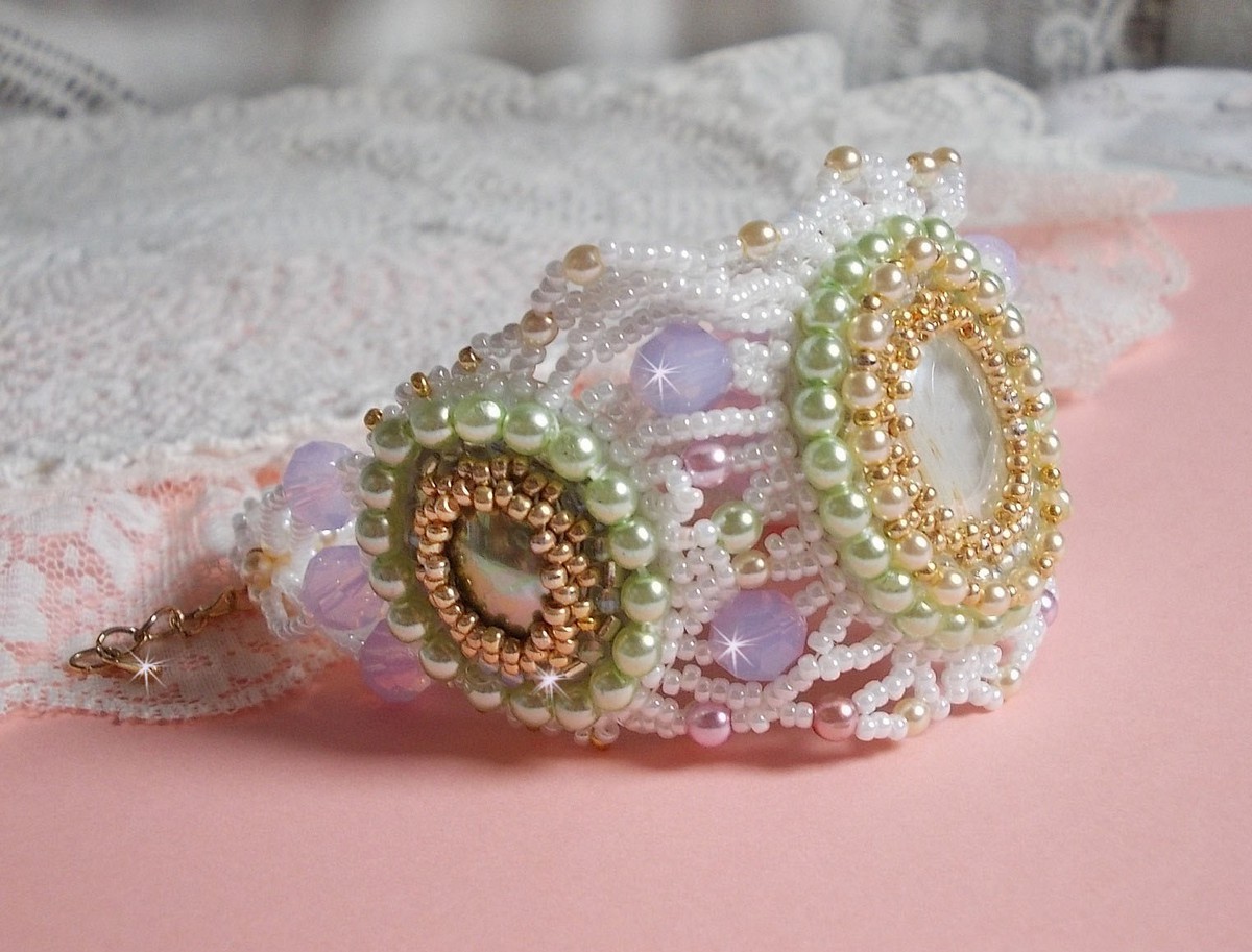 Bracciale Envolée Fleurie ricamato con cristalli Swarovski, cabochon in resina, perline perlate rotonde e perline Miyuki