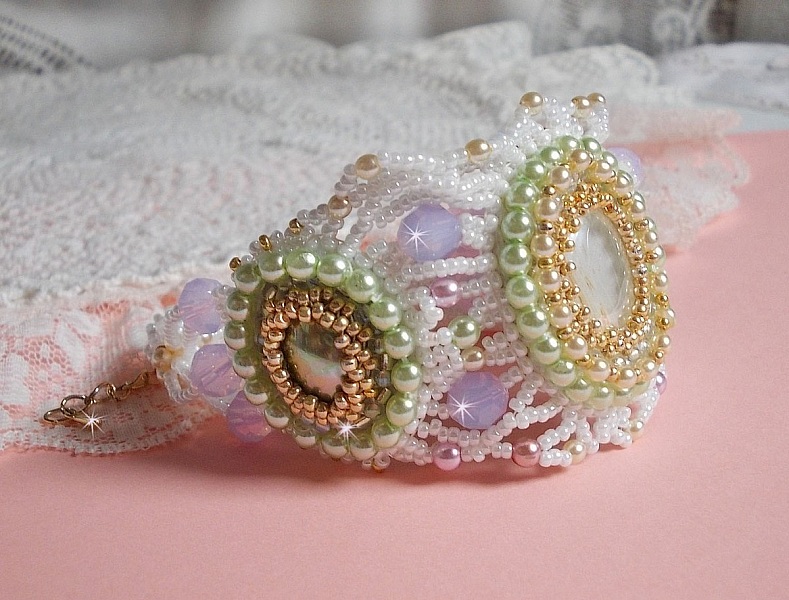 Bracciale Envol&eacute;e Fleurie ricamato con cristalli Swarovski, cabochon in resina, perline perlate rotonde e perline Miyuki