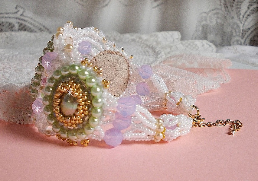 Bracciale Envol&eacute;e Fleurie ricamato con cristalli Swarovski, cabochon in resina, perline perlate rotonde e perline Miyuki