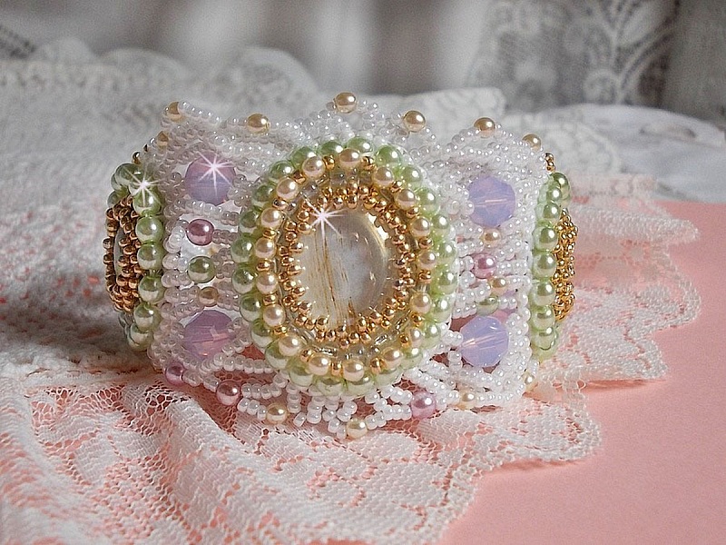 Bracciale Envol&eacute;e Fleurie ricamato con cristalli Swarovski, cabochon in resina, perline perlate rotonde e perline Miyuki