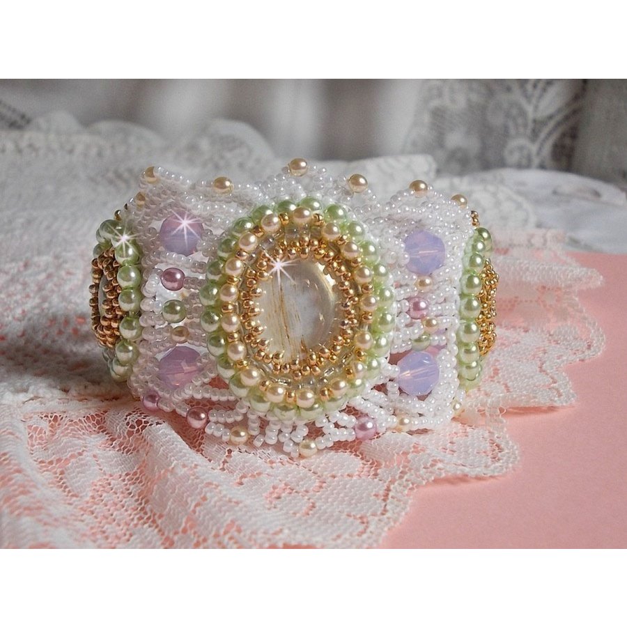 Bracciale Envolée Fleurie ricamato con cristalli Swarovski, cabochon in resina, perline perlate rotonde e perline Miyuki