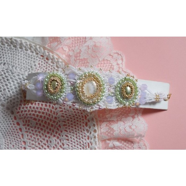 Bracciale Envolée Fleurie ricamato con cristalli Swarovski, cabochon in resina, perline perlate rotonde e perline Miyuki