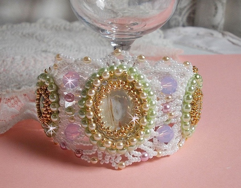 Bracciale Envol&eacute;e Fleurie ricamato con cristalli Swarovski, cabochon in resina, perline perlate rotonde e perline Miyuki