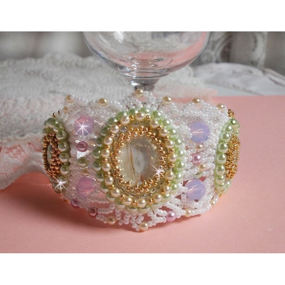 Bracciale Envolée Fleurie ricamato con cristalli Swarovski, cabochon in resina, perline perlate rotonde e perline Miyuki