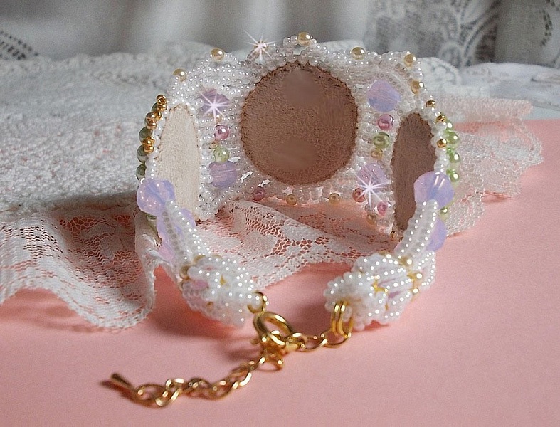 Bracciale Envol&eacute;e Fleurie ricamato con cristalli Swarovski, cabochon in resina, perline perlate rotonde e perline Miyuki