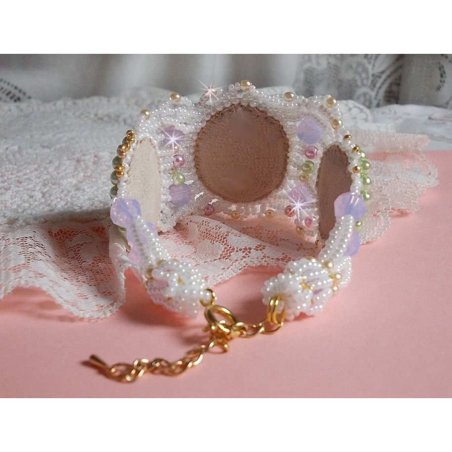 Bracciale Envolée Fleurie ricamato con cristalli Swarovski, cabochon in resina, perline perlate rotonde e perline Miyuki