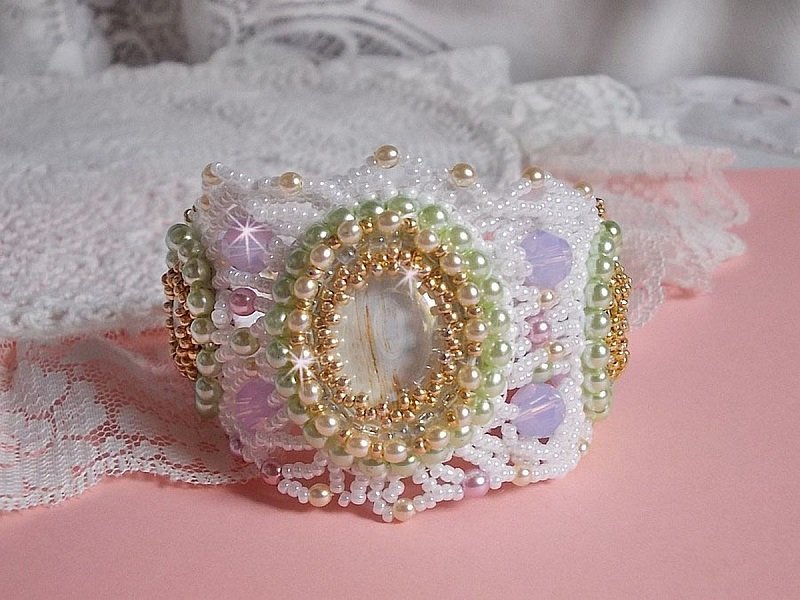 Bracciale Envol&eacute;e Fleurie ricamato con cristalli Swarovski, cabochon in resina, perline perlate rotonde e perline Miyuki