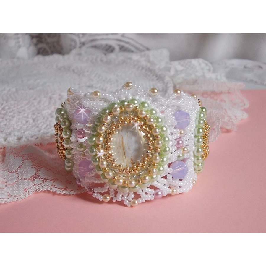 Bracciale Envolée Fleurie ricamato con cristalli Swarovski, cabochon in resina, perline perlate rotonde e perline Miyuki