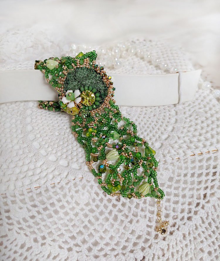 Bracelet Espoir brod&eacute; avec rocailles, rondes facett&eacute;es, clochettes, bourgeons et perles Cristal Swarovski