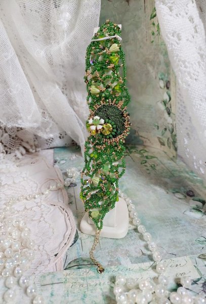 Bracelet Espoir brod&eacute; avec rocailles, rondes facett&eacute;es, clochettes, bourgeons et perles Cristal Swarovski