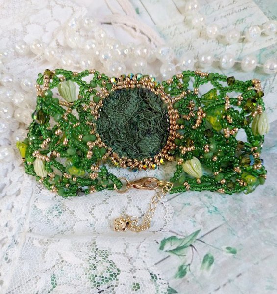 Bracelet Espoir brod&eacute; avec rocailles, rondes facett&eacute;es, clochettes, bourgeons et perles Cristal Swarovski