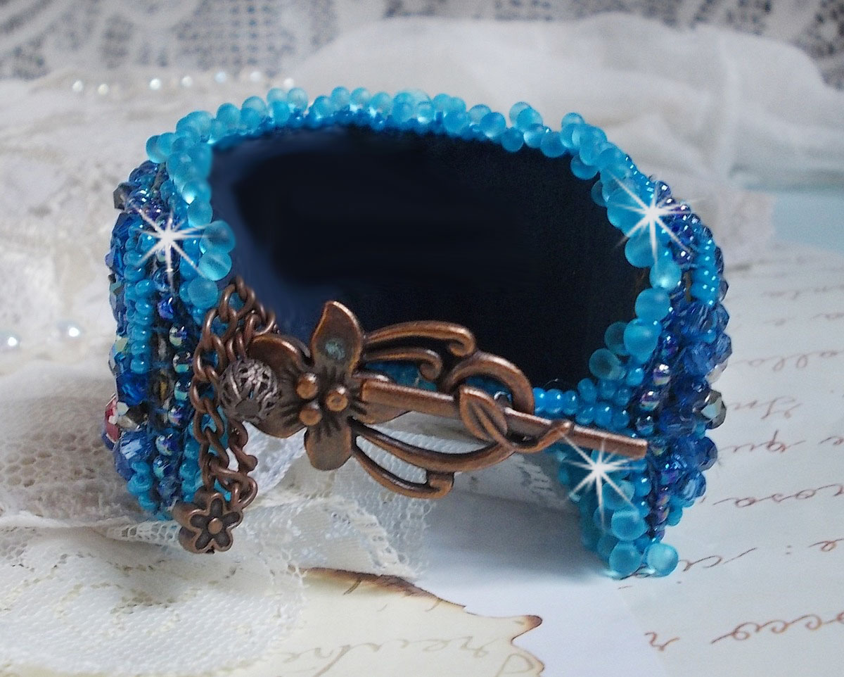 Bracciale Belle Epoque Haute-Couture ricamato con cristalli Swarovski, cabochon in resina e perle di semi