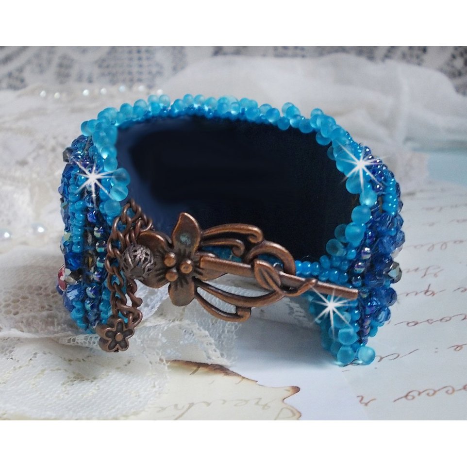 Bracciale Belle Epoque Haute-Couture ricamato con cristalli Swarovski, cabochon in resina e perle di semi