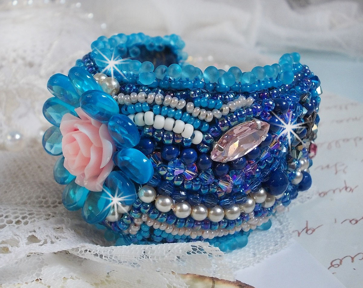 Bracciale Belle Epoque Haute-Couture ricamato con cristalli Swarovski, cabochon in resina e perle di semi