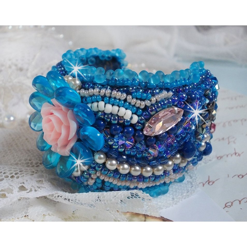 Bracciale Belle Epoque Haute-Couture ricamato con cristalli Swarovski, cabochon in resina e perle di semi