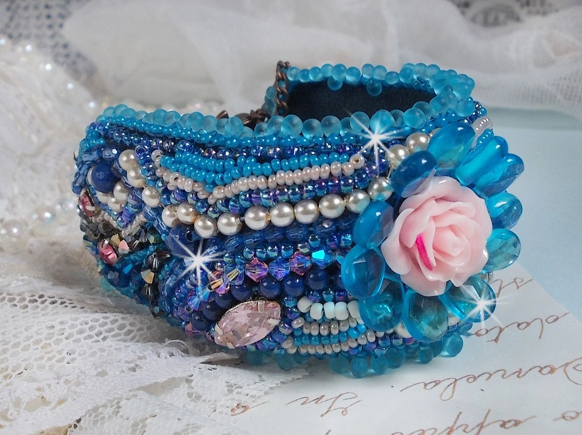 Bracciale Belle Epoque Haute-Couture ricamato con cristalli Swarovski, cabochon in resina e perle di semi