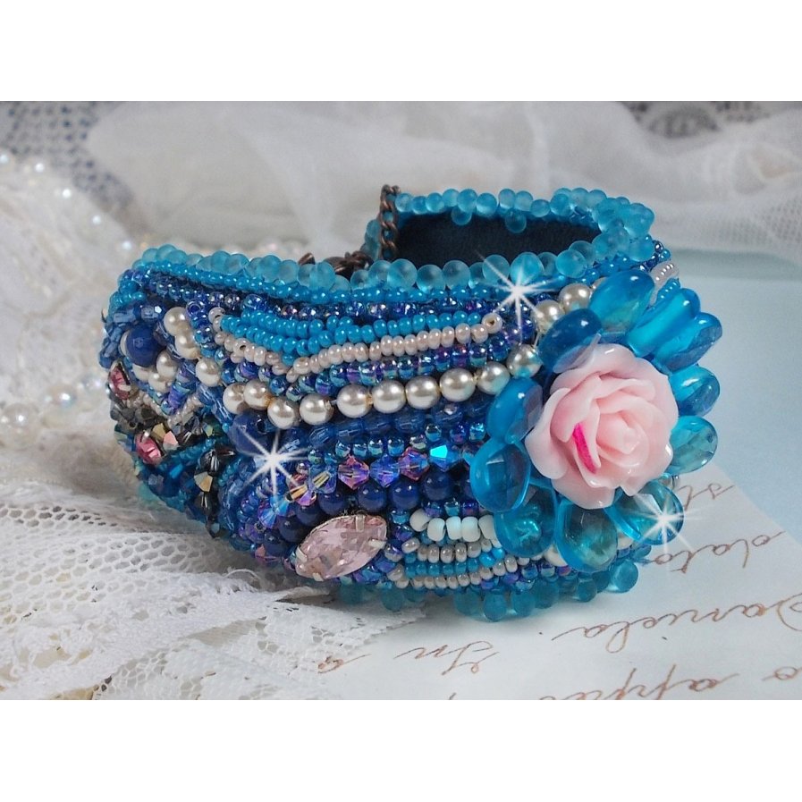 Bracciale Belle Epoque Haute-Couture ricamato con cristalli Swarovski, cabochon in resina e perle di semi